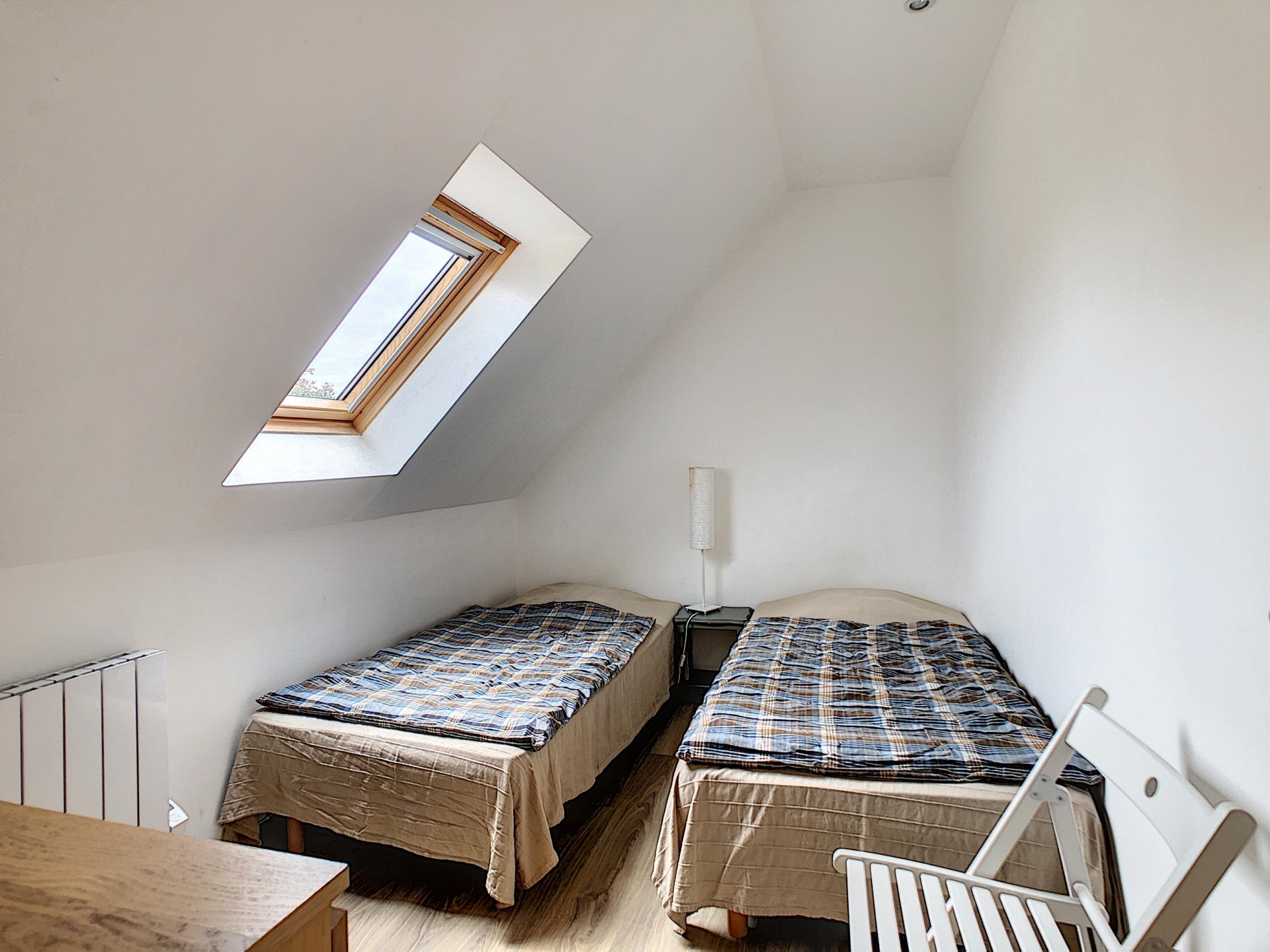 Petite chambre de l'étage avec 2 lits de 90x190 (<9m2 habitables)