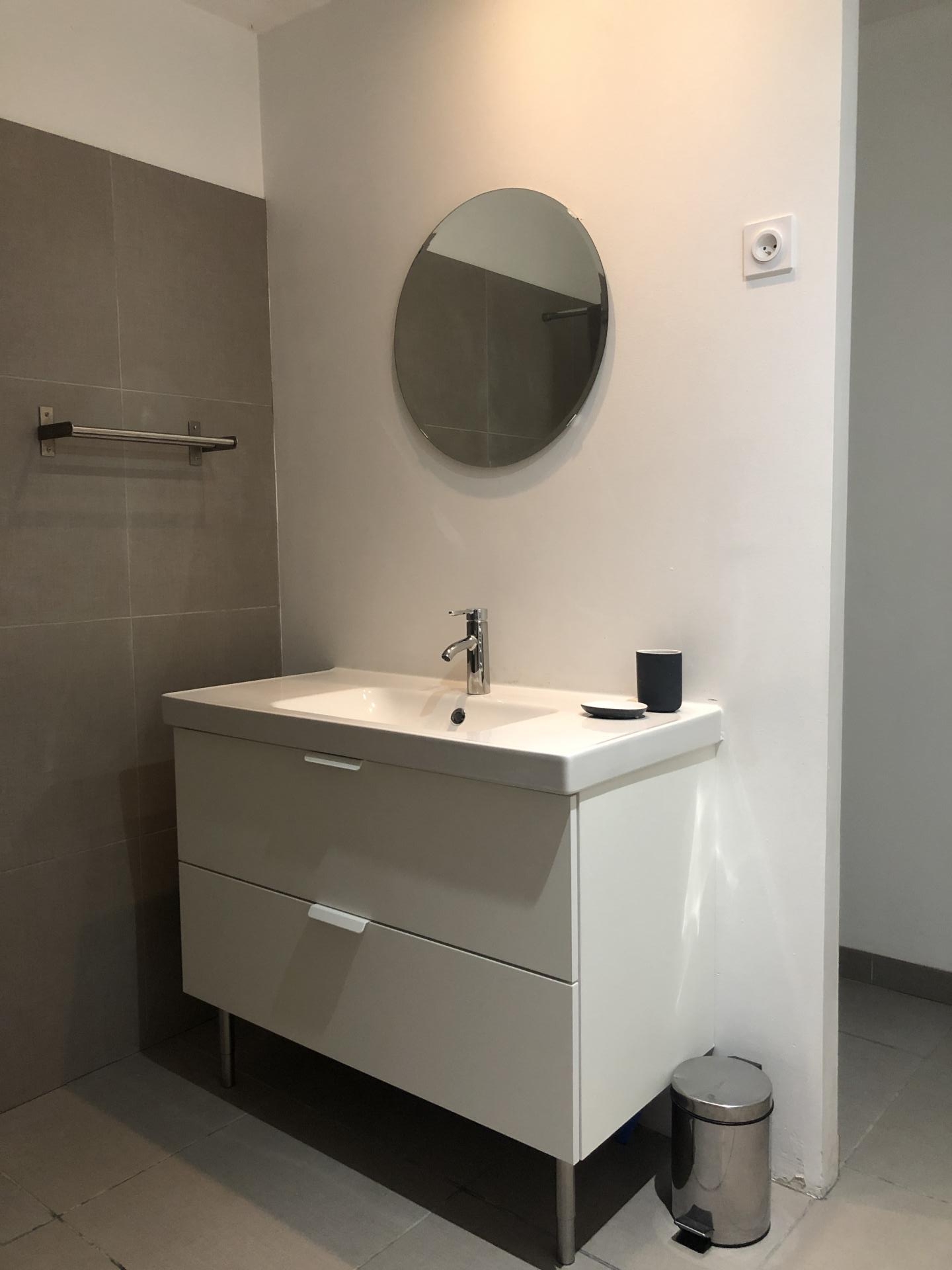 Salle d'eau avec douche à l'italienne et WC privatifs de la chambre du RDC